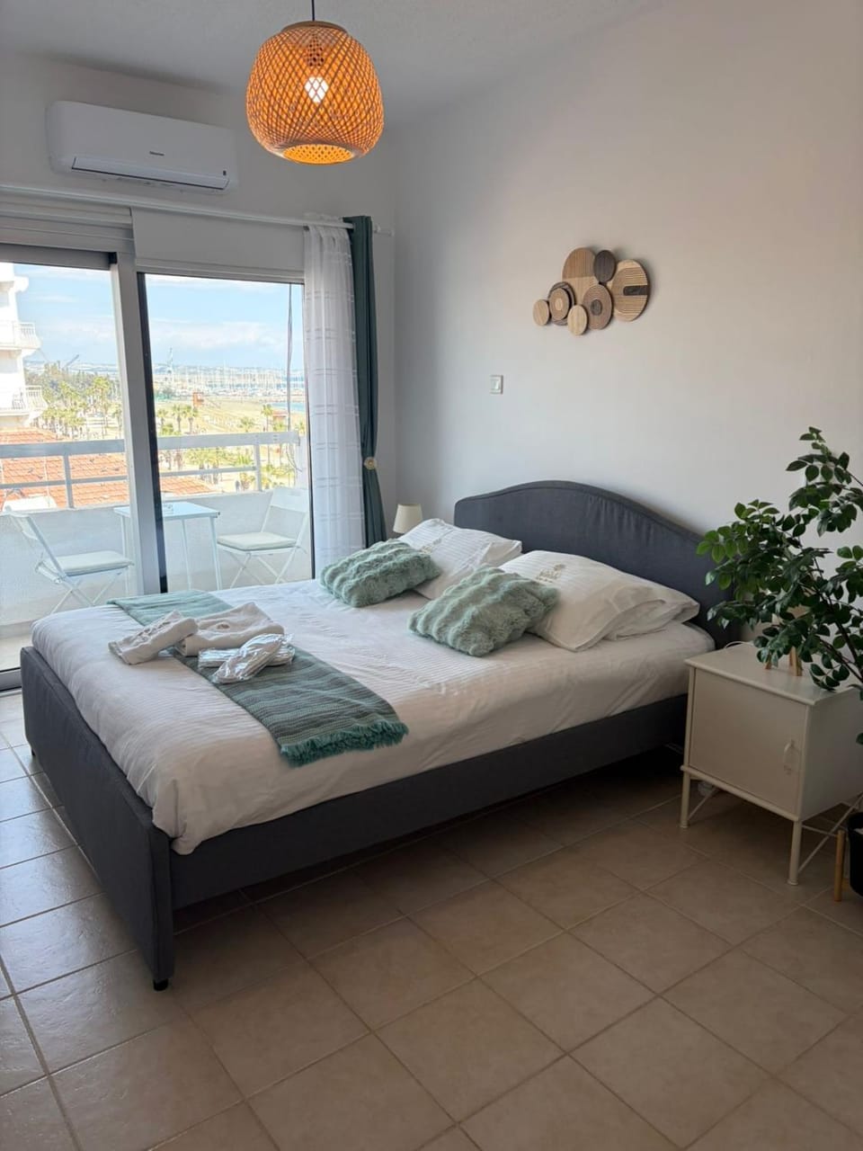 Bed, Bedroom, towels