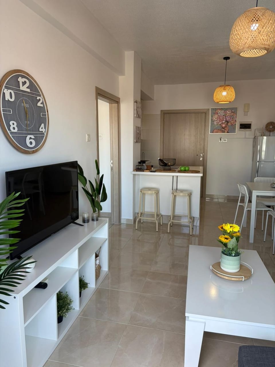 TV and multimedia, Kitchen or kitchenette, Living room, Seating area, Dining area