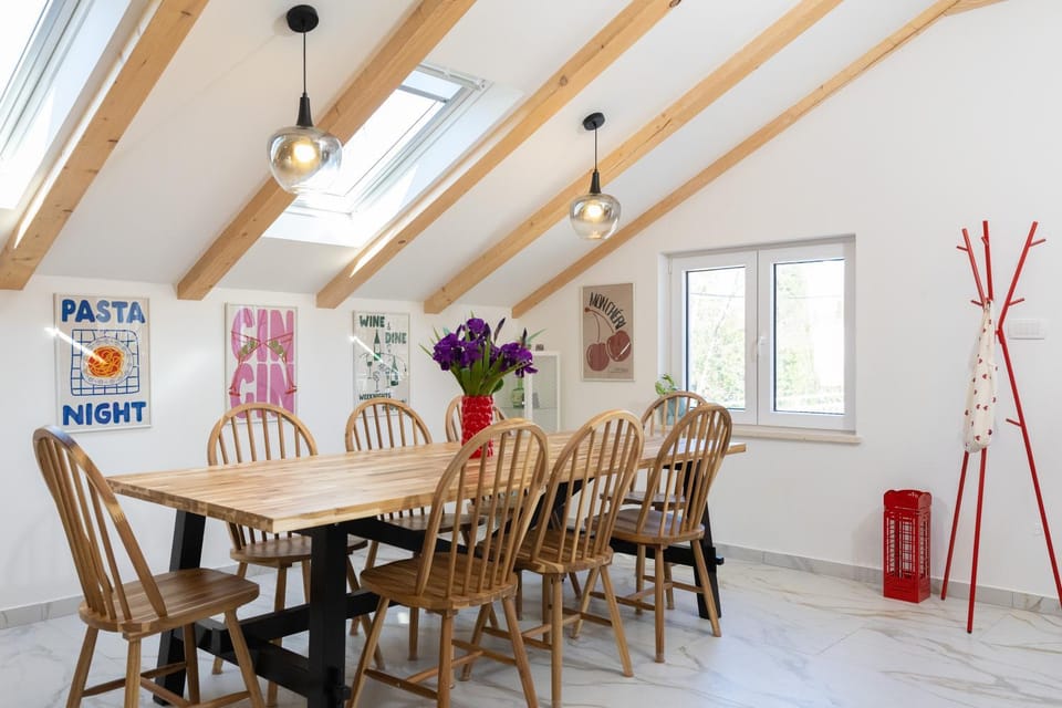 Seating area, Dining area