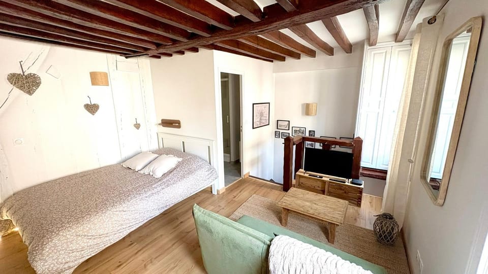 Bed, TV and multimedia, Photo of the whole room, Seating area, Bedroom