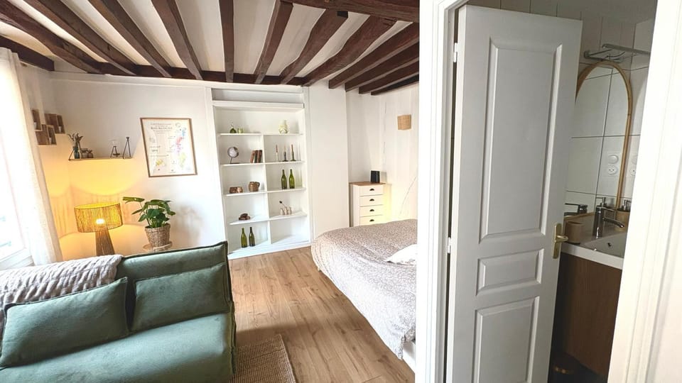 Living room, Photo of the whole room, Bedroom