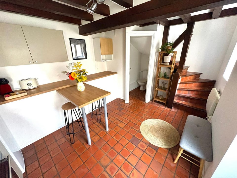Toilet, Coffee/tea facilities, Dining area, toaster, kitchen