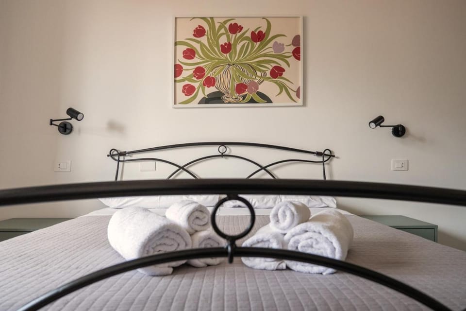 Bed, Photo of the whole room, Decorative detail, Bedroom