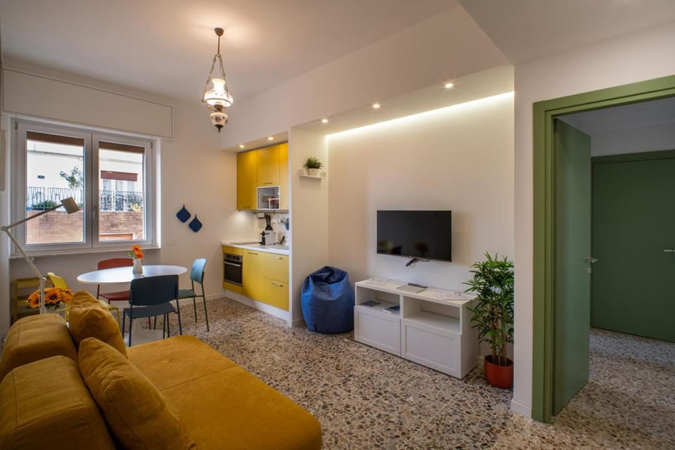 Communal lounge/ TV room, TV and multimedia, Kitchen or kitchenette, Living room, Seating area, Entertainment