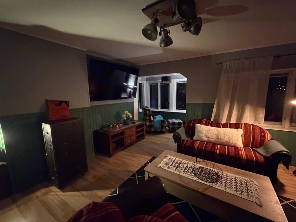 TV and multimedia, Living room, Seating area, fireplace
