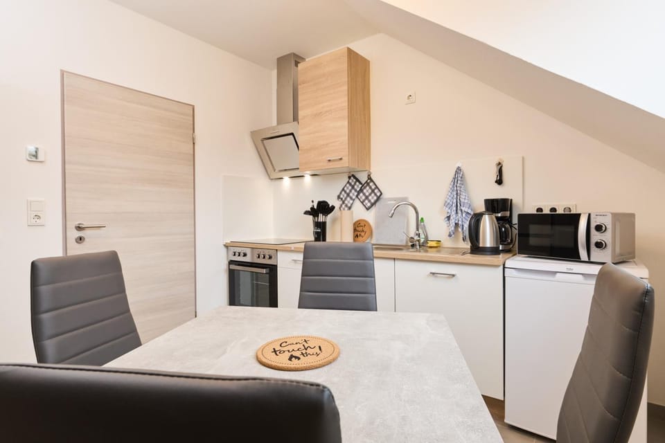 Coffee/tea facilities, Kitchen or kitchenette, Seating area, Dining area, microwave, oven, stove