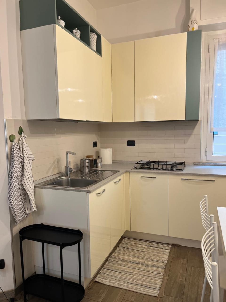 Coffee/tea facilities, Kitchen or kitchenette, stove