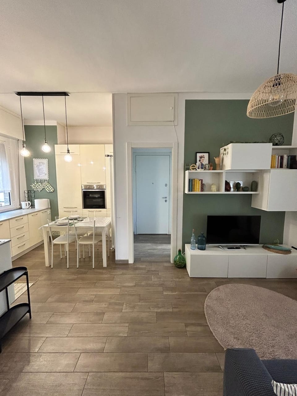 Facade/entrance, Kitchen or kitchenette, Dining area, oven