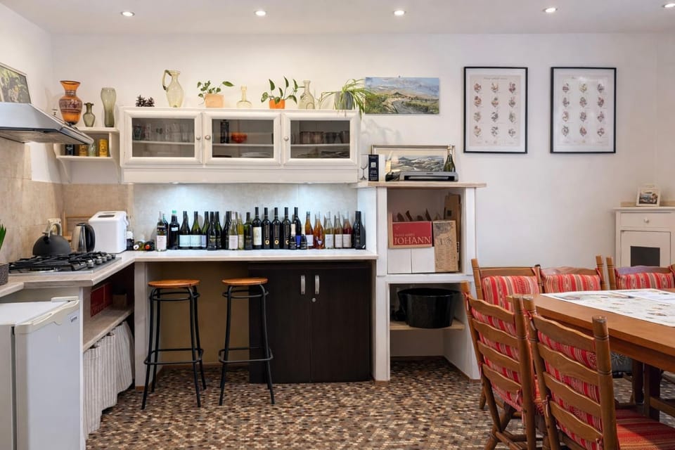 Lounge or bar, Seating area, Drinks, kitchen