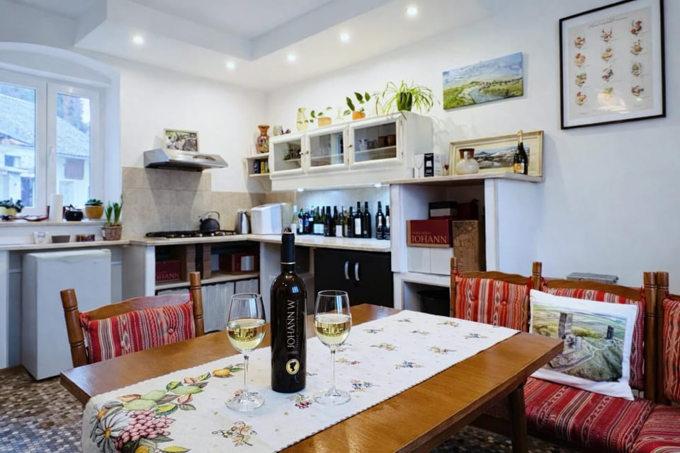 Seating area, kitchen
