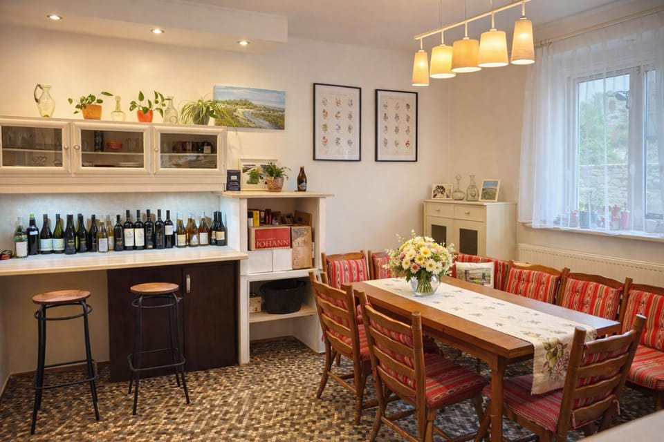 Kitchen or kitchenette, Seating area, Dining area, Alcoholic drinks