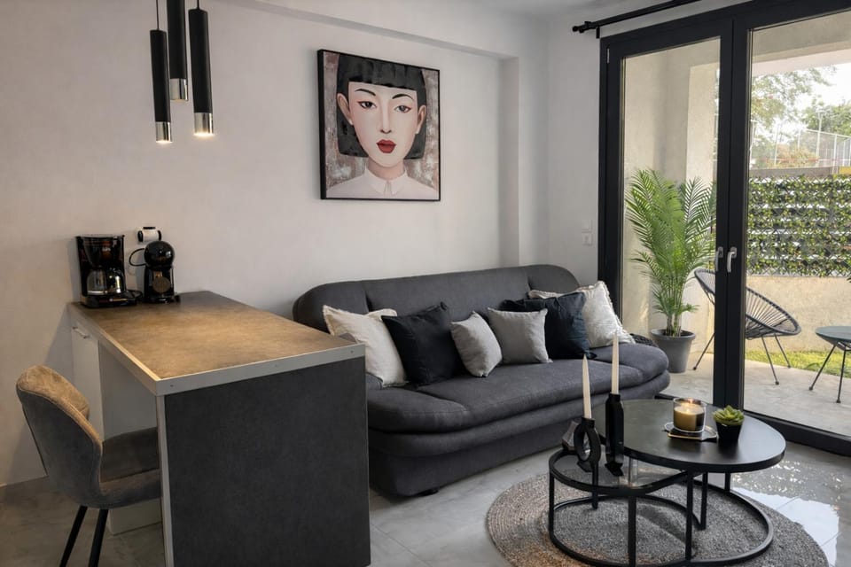 Like a Royal - Modern Garden Studio in Neos Kosmos Apartment in Athens