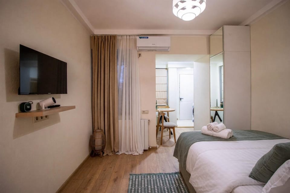 Bed, TV and multimedia, Photo of the whole room, Bedroom, wardrobe, air conditioner