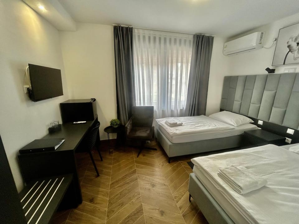 Bed, TV and multimedia, Bedroom, air conditioner