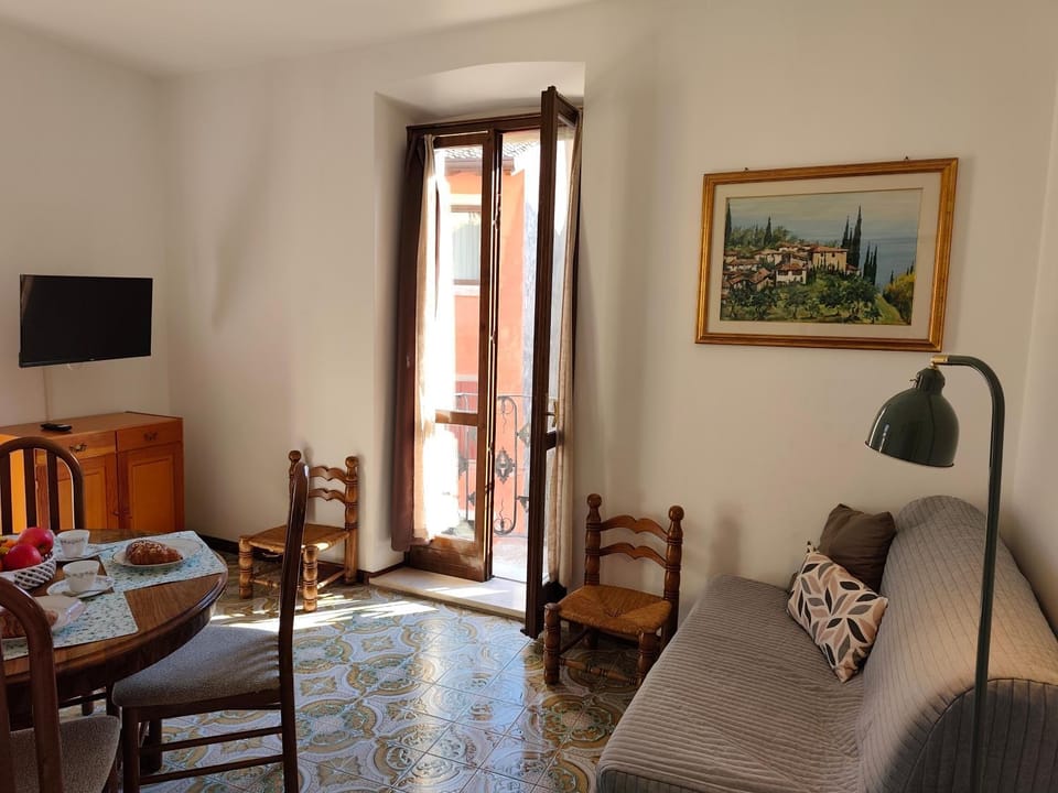 Day, Living room, Seating area, Breakfast