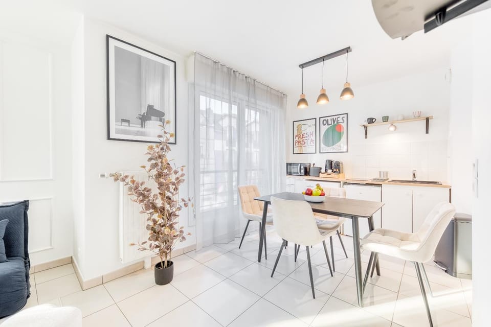 Kitchen or kitchenette, Dining area