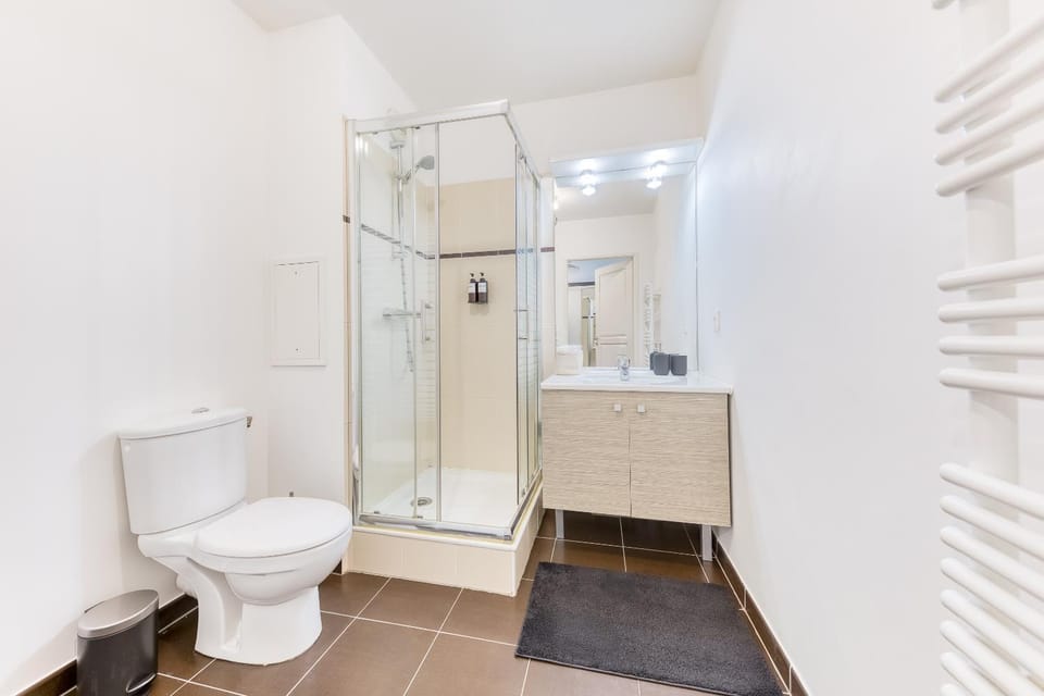 Shower, Toilet, Bathroom, hair dryier, heating, towels