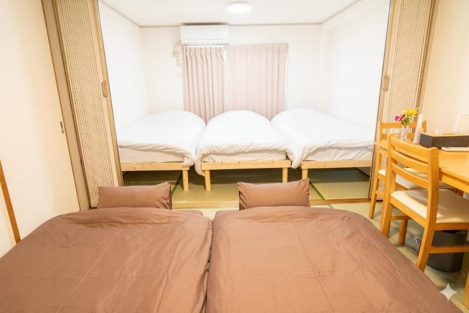 Bedroom, Breakfast