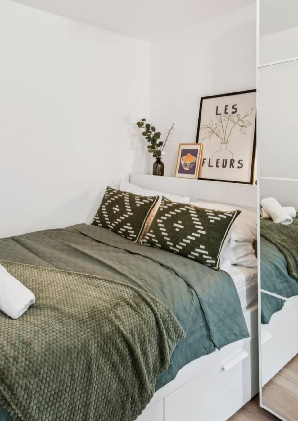 Bed, Photo of the whole room, Bedroom