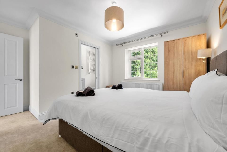 Spacious 3BR Flat in Stroud Haven Apartment in Stroud