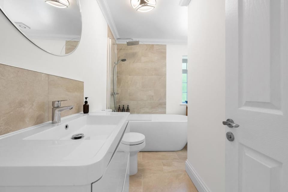 Spacious 3BR Flat in Stroud Haven Apartment in Stroud