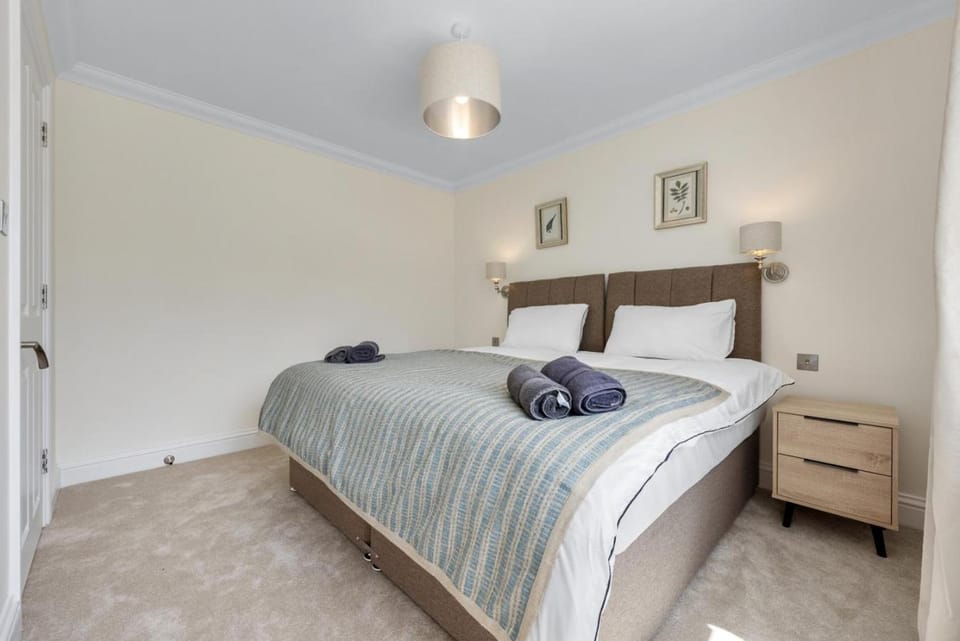 Spacious 3BR Flat in Stroud Haven Apartment in Stroud