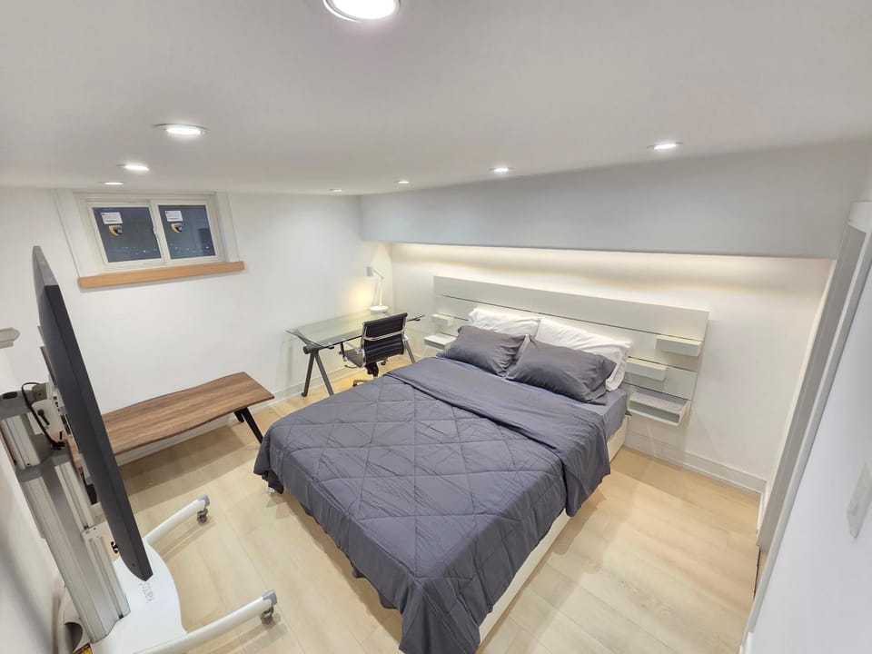Yolo guest house Bed and Breakfast in Richmond Hill