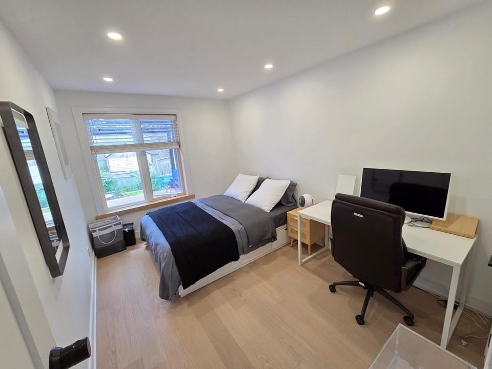 Yolo guest house Bed and Breakfast in Richmond Hill