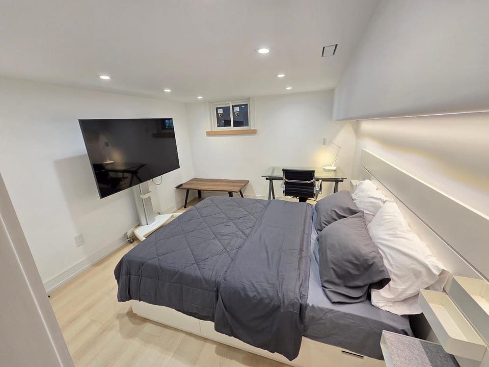 Yolo guest house Bed and Breakfast in Richmond Hill