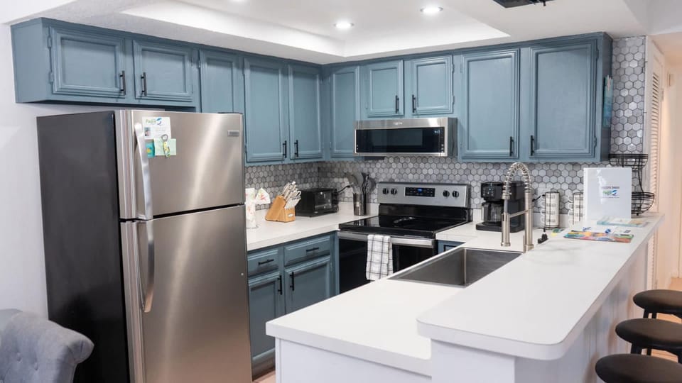 Walkable Location - 99 Steps to Beach - Pool Apartment in South Padre Island
