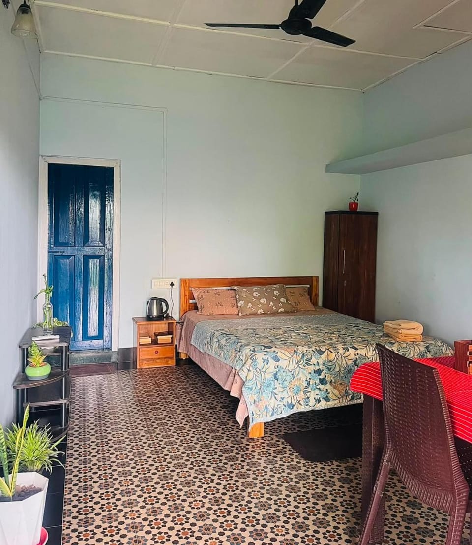Bed, Seating area, Dining area