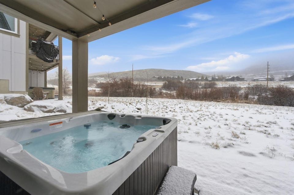 Belaview Hideout Retreat With Private Hot Tub House in Hideout