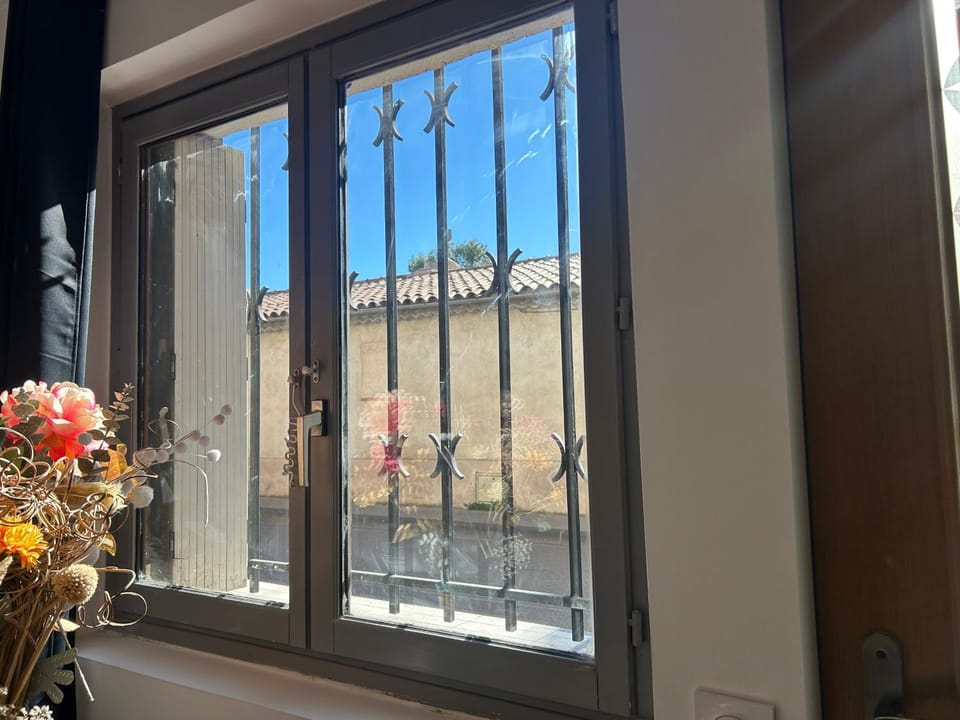 Appartement TYPIQUE ESTAQUE 5 mn port et gare Estaque Vacation rental in Marseille