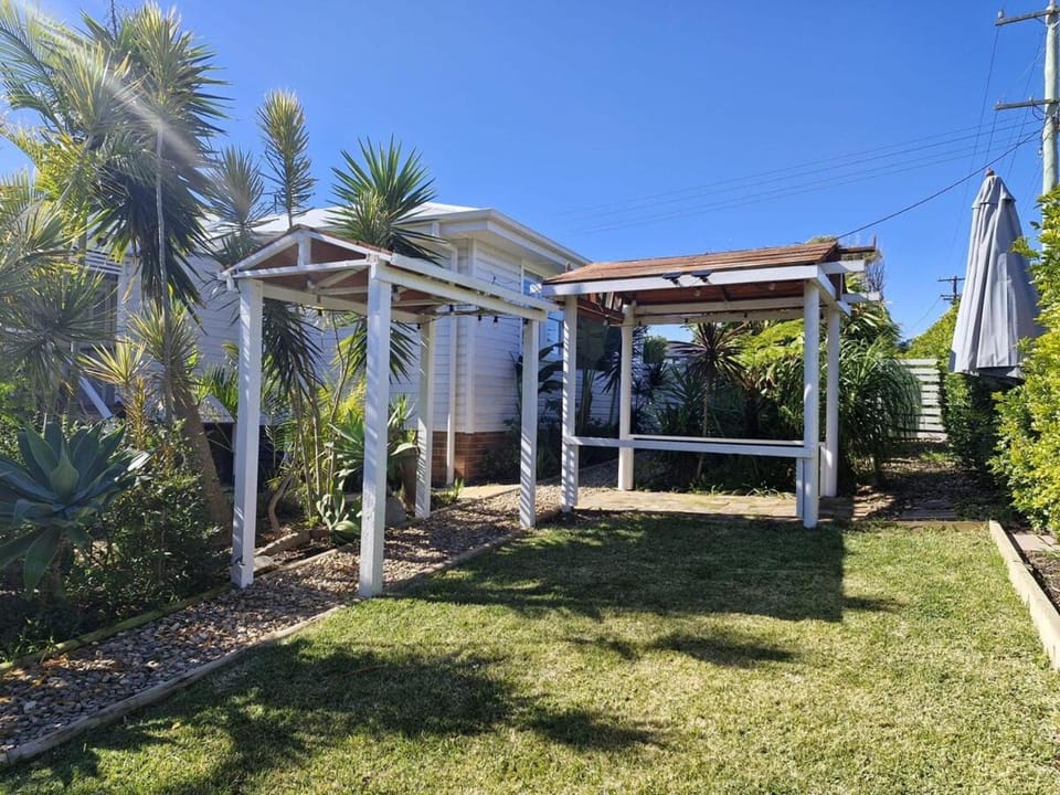 Caves Bungalow Coastal Beach Getaway House in Swansea