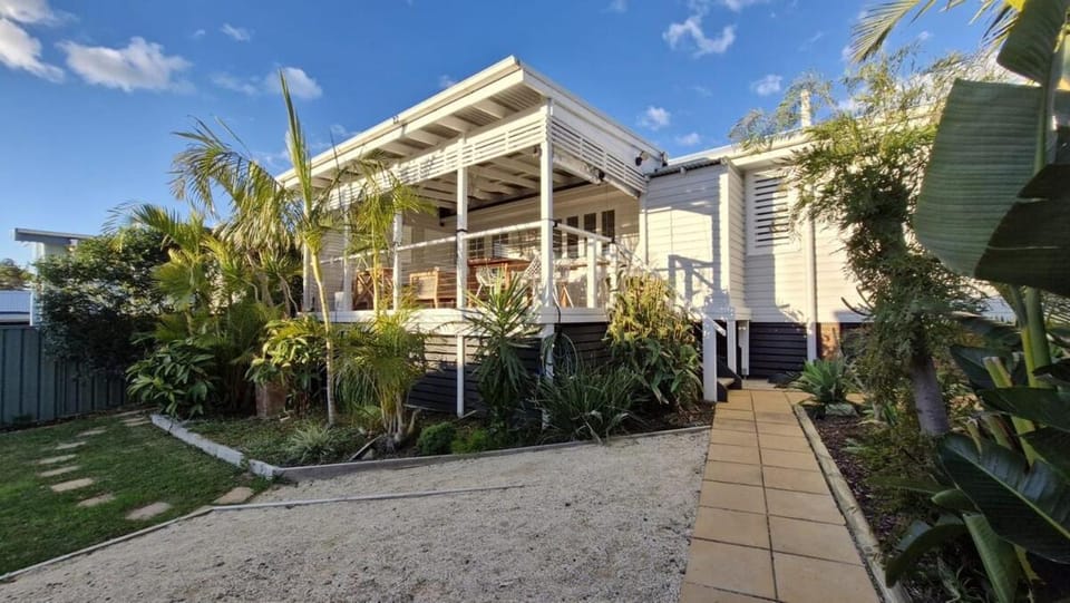 Caves Bungalow Coastal Beach Getaway House in Swansea