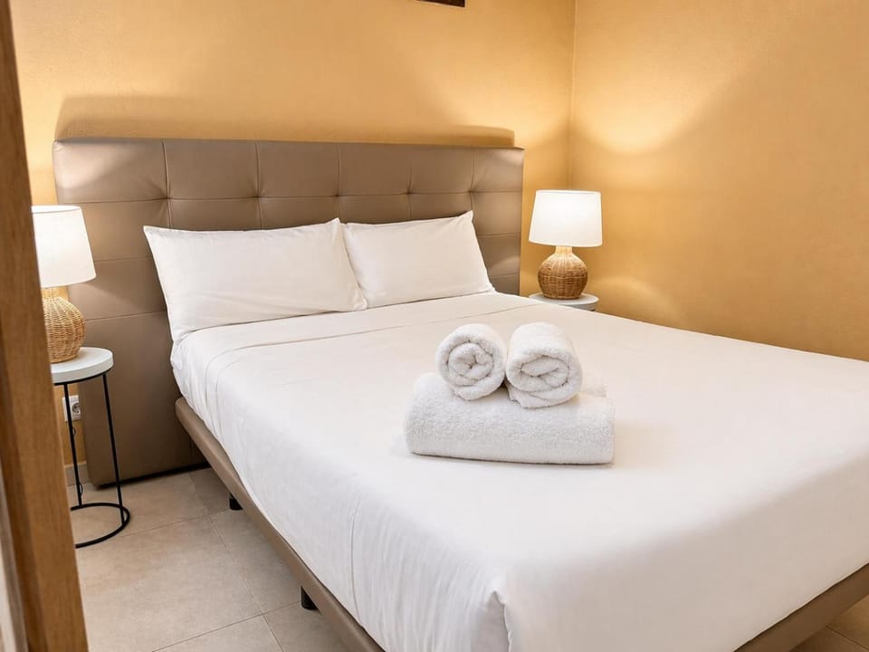 Bed, Photo of the whole room, Bedroom, towels