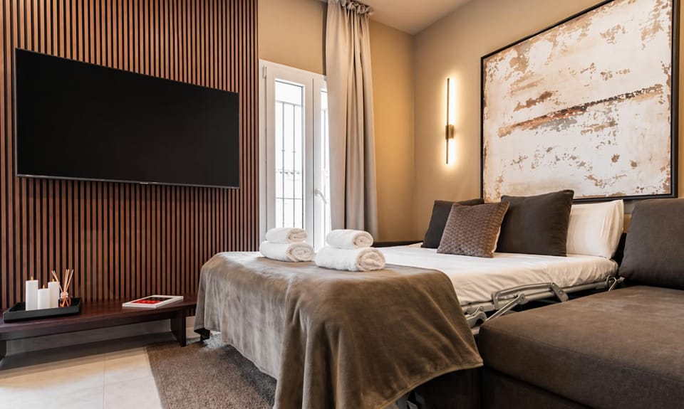 Bed, TV and multimedia, Photo of the whole room, Bedroom, towels