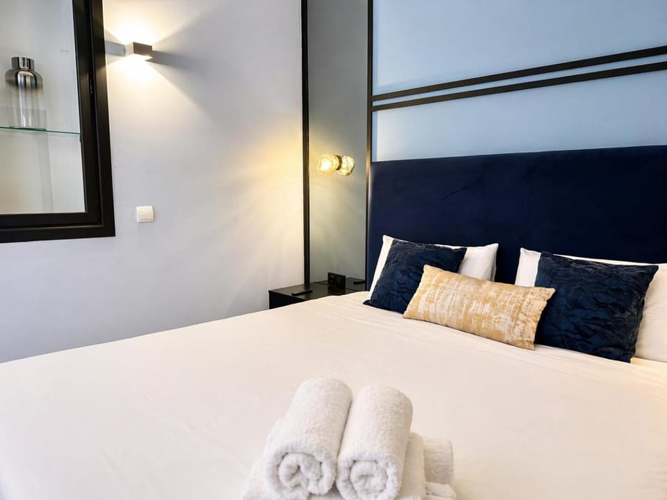 Bed, Photo of the whole room, Bedroom, towels