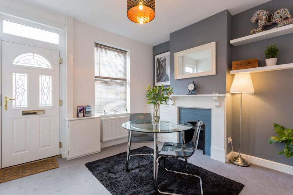 Photo of the whole room, Dining area