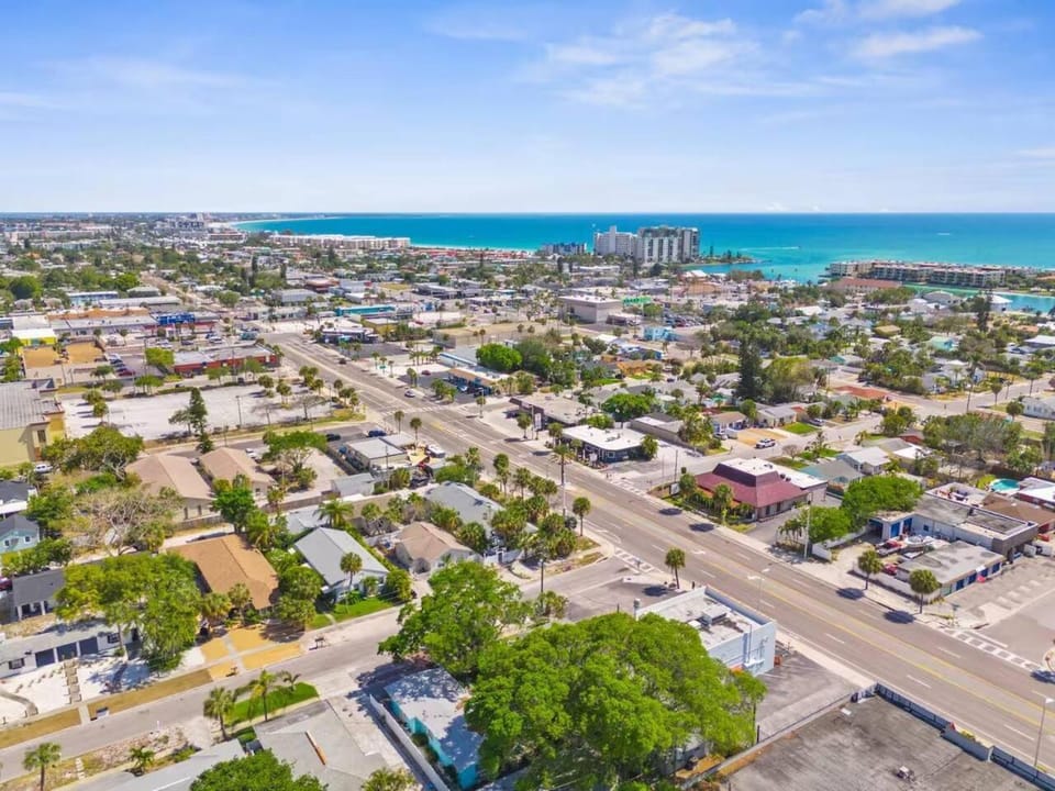 FLASH SALE! |Sleeps 8|<1 mi to beach|Micro Resort Apartment in Saint Pete Beach