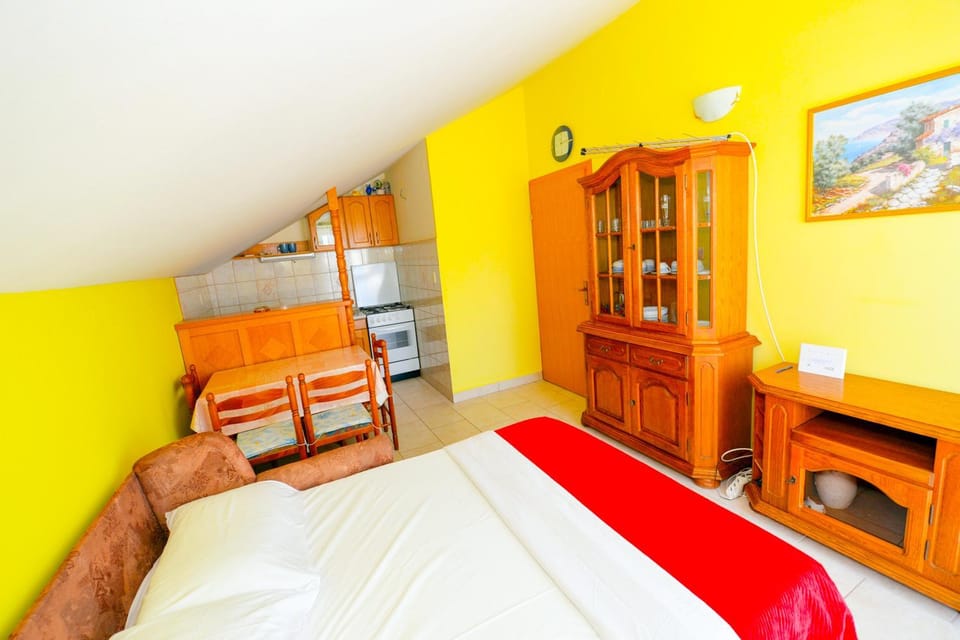 Bed, Seating area, Dining area, kitchen