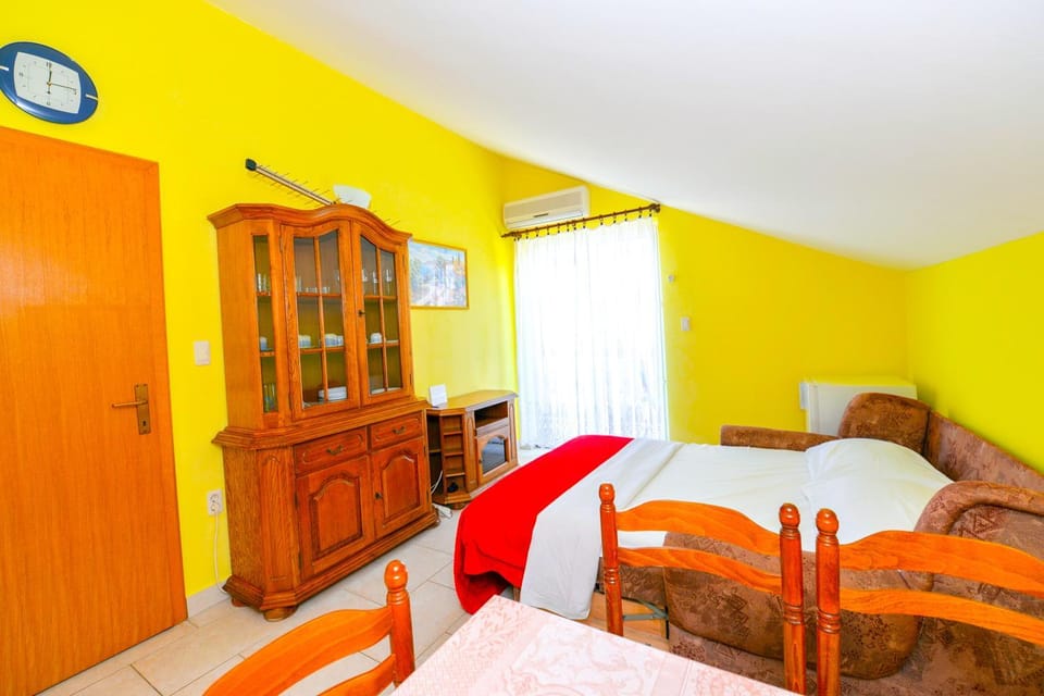 Bed, Seating area, Bedroom