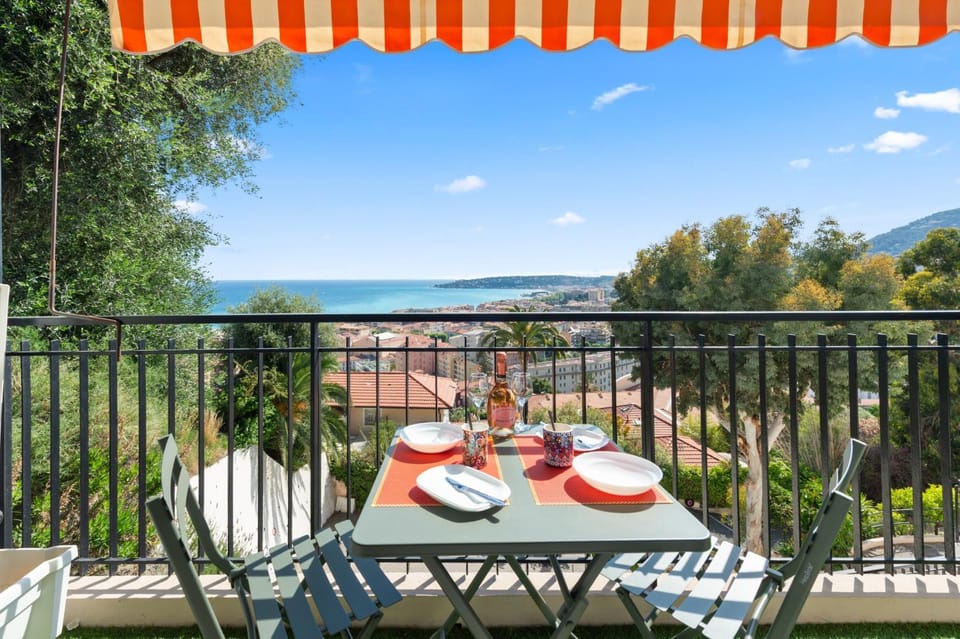 Appartement 4 personnes avec magnifique vue mer Apartment in Menton
