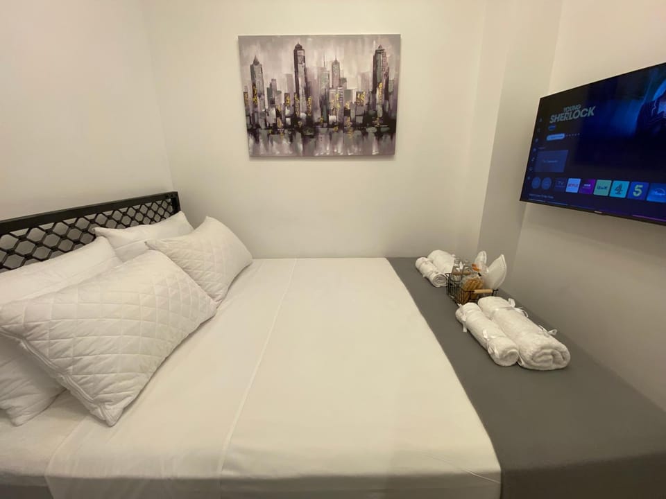 Bed, TV and multimedia, Decorative detail, Bedroom