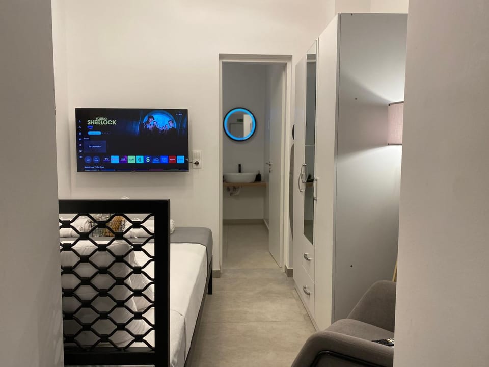 Bed, TV and multimedia, Bedroom, wardrobe