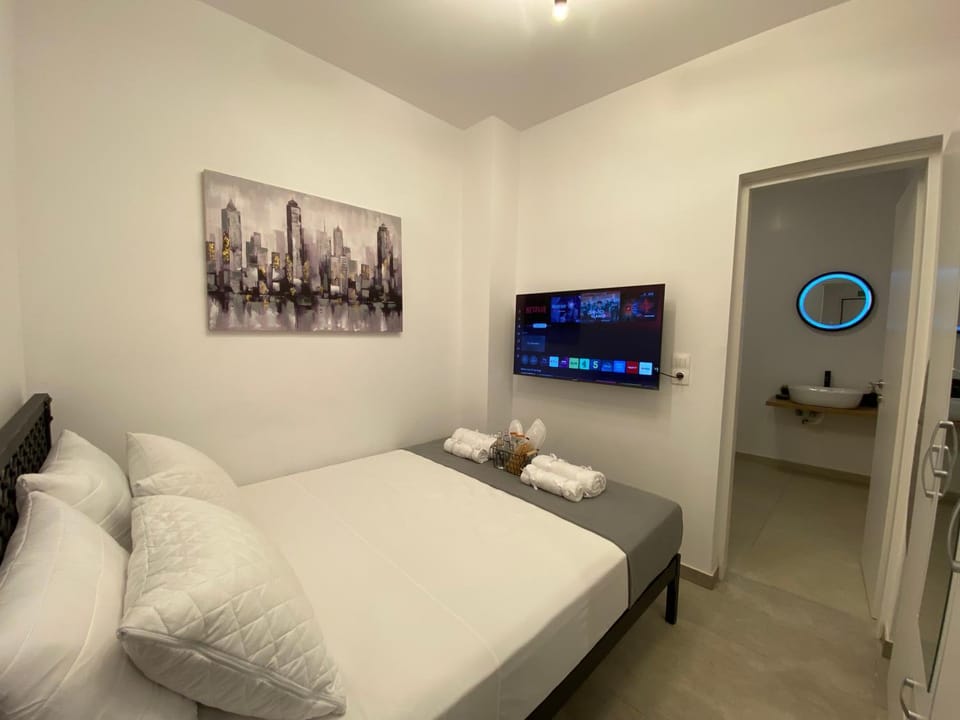 Bed, TV and multimedia, Decorative detail, Bedroom