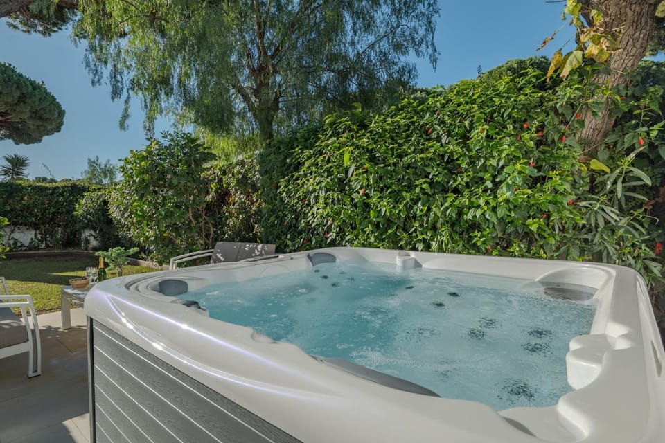 Day, Natural landscape, Hot Tub, Garden view