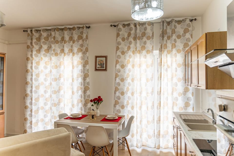 Kitchen or kitchenette, Dining area, minibar, oven, pet friendly, stove
