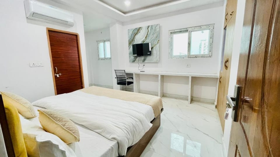 Bed, Photo of the whole room, Bedroom, wardrobe, air conditioner