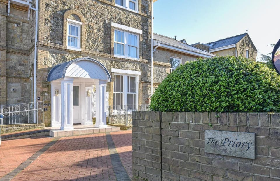 Ocean Deck Apartment with beautiful sea views Apartment in Shanklin